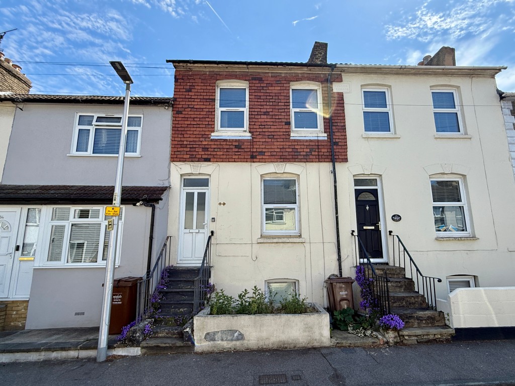Lot: 116 - FOUR-BEDROOM HOUSE OF MULTIPLE OCCUPATION - Mid-terrace house of multiple occupation